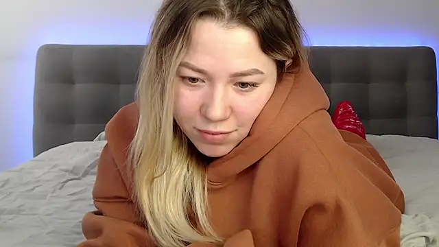 Embersweetbunny's cam snapshot