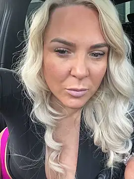 Bustyblondebabe32 live sex cam