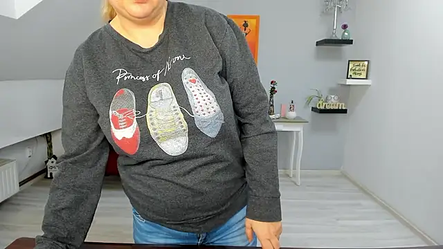 LollaGirl's cam snapshot