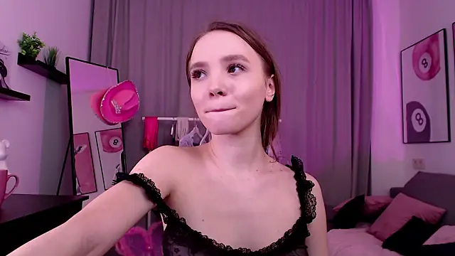 Adria_Arjona live sex cam