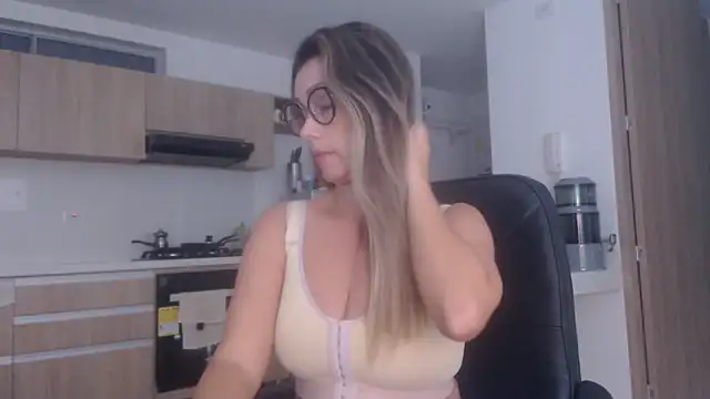 LovePaula live sex cam