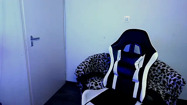 ShyHotNerd live sex cam