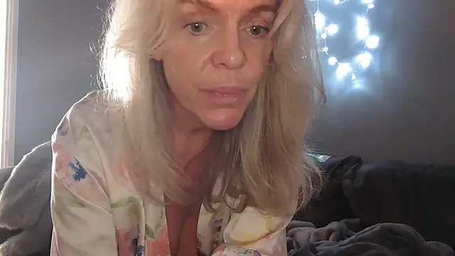 LadyMissNipsnLips's cam snapshot