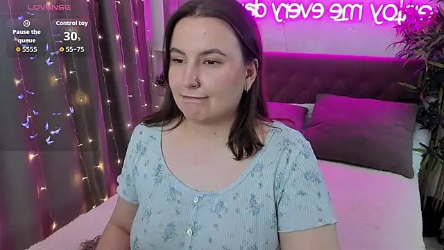 FeralPeach's cam snapshot