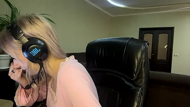 LadyFoxLove's cam snapshot