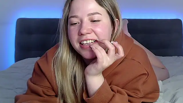 Embersweetbunny's cam snapshot