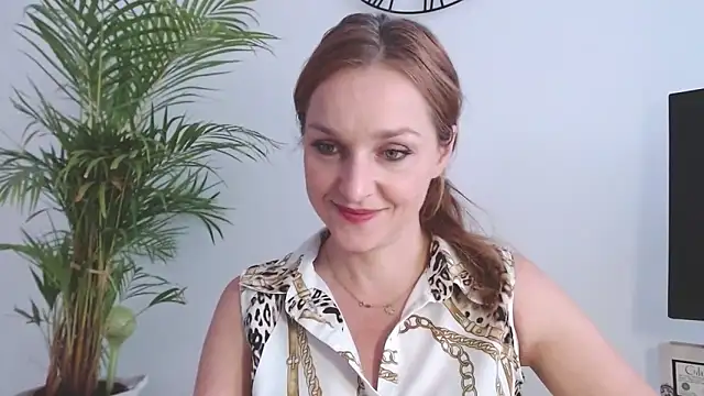 AliciaDesire live sex cam