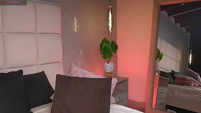 SaraMonroe1 live sex cam