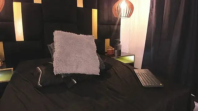 Lucio__Fox live sex cam