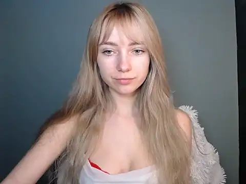 LuciaYoung live sex cam