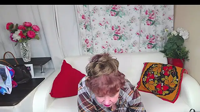 YourHotGranny's cam snapshot