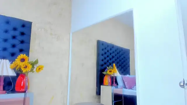 NahomiWhitel live sex cam