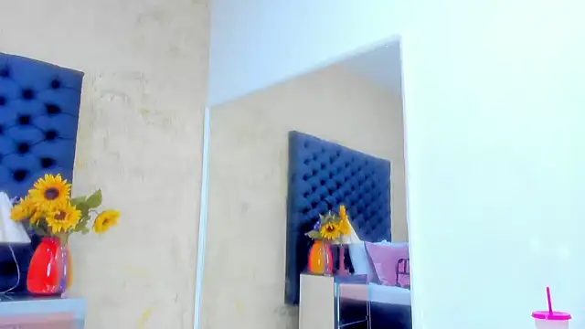 NahomiWhitel live sex cam