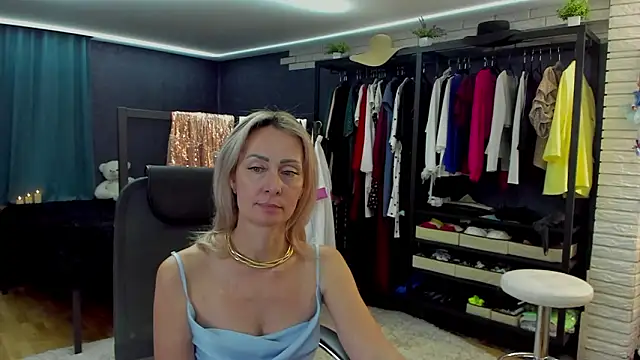 Julia_Cherry_'s cam snapshot