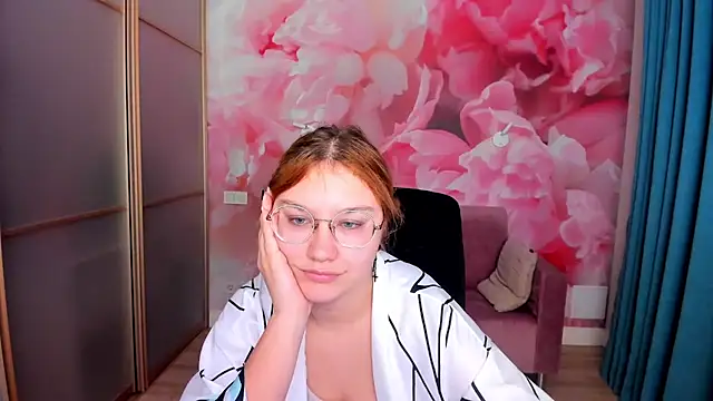 AngelinaLow's cam snapshot