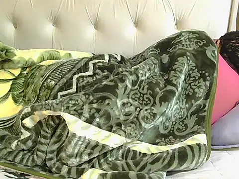 CurvyQueenx2's cam snapshot