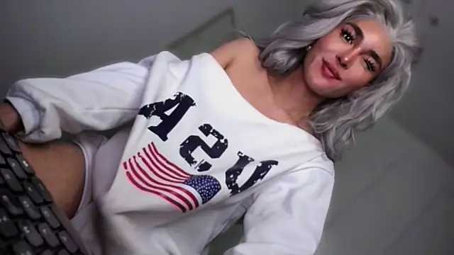 TheQueenNextDoor live sex cam