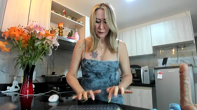 ashleymilf_1 live sex cam