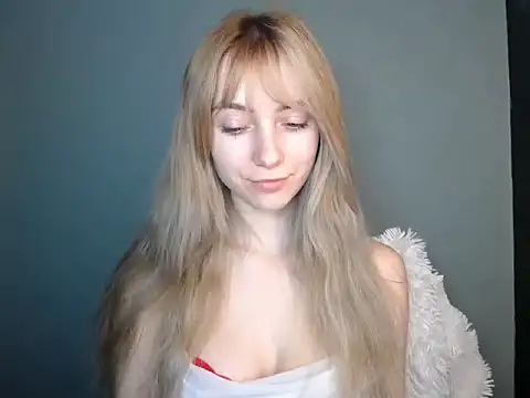 LuciaYoung live sex cam