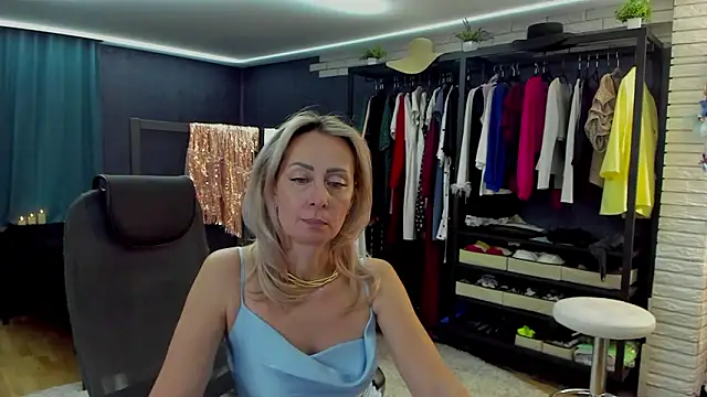 Julia_Cherry_'s cam snapshot