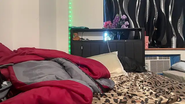 tinydaisy21's cam snapshot