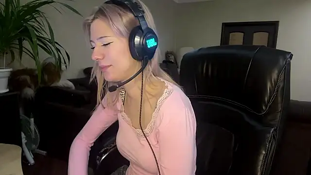 LadyFoxLove's cam snapshot