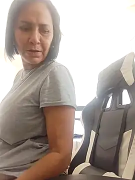 EmperatrizMilf's cam snapshot