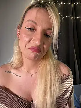 Ella_Charm's cam snapshot