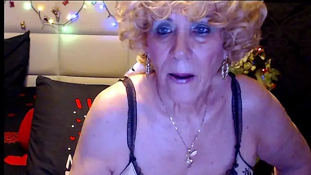 HappyWomanOn's cam snapshot