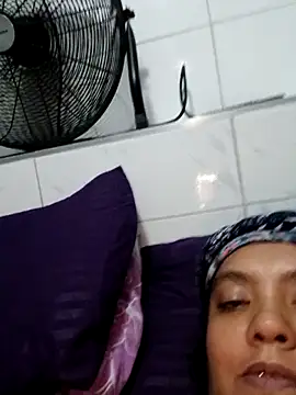 2Juicy_pussy's cam snapshot