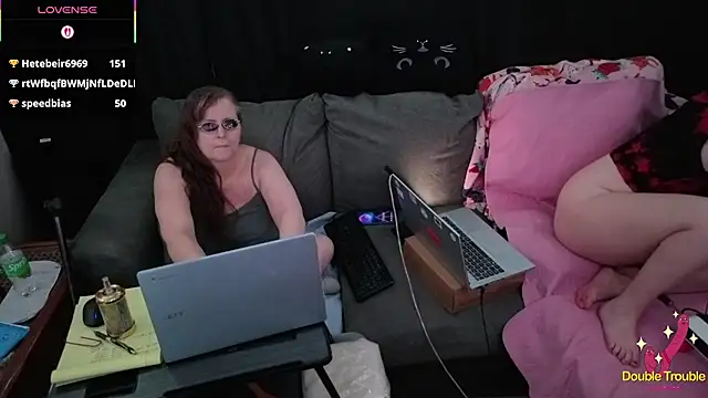 Bella_and_Marie's cam snapshot