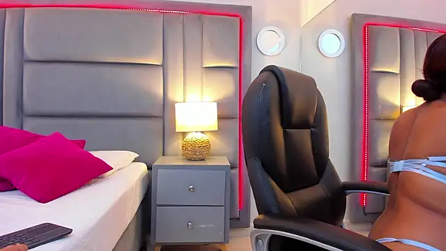 GabyMoreau's cam snapshot