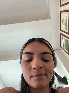 Cat2525 live sex cam