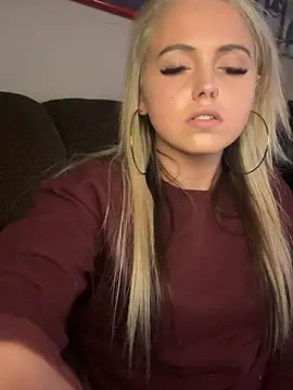 JuicyExxxperience's cam snapshot