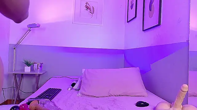 cutepetitee's cam snapshot