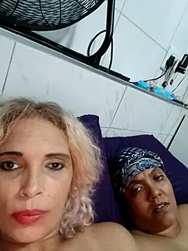 2Juicy_pussy's cam snapshot