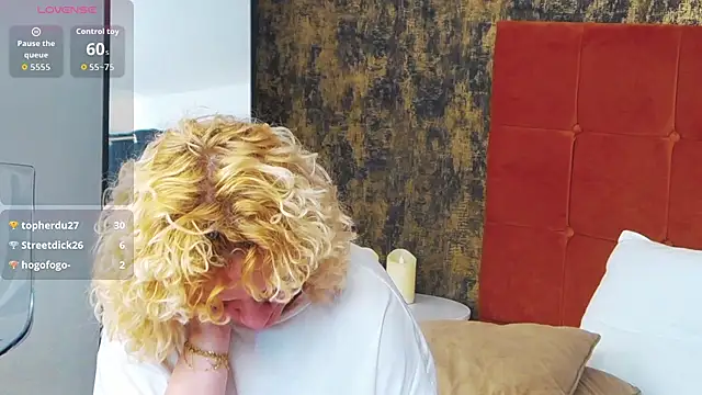 LittleCurlyGirl's cam snapshot