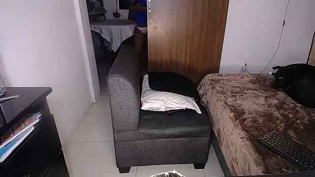 yselahot's cam snapshot