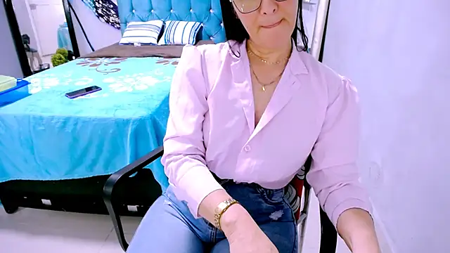 BitterMomXxx's cam snapshot