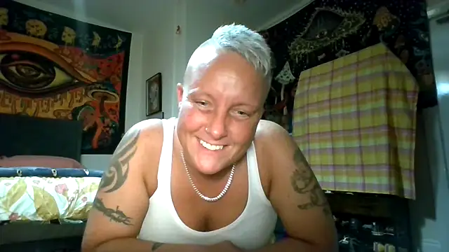 Bendoverbetty3's cam snapshot