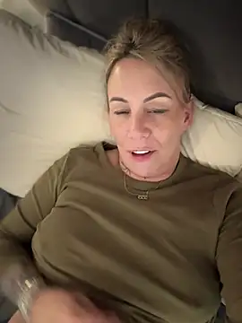 blondebitch2 live sex cam