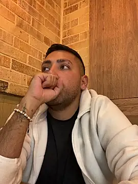 JuanZapata33 live sex cam