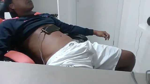 JUNINHOLEKEJR live sex cam