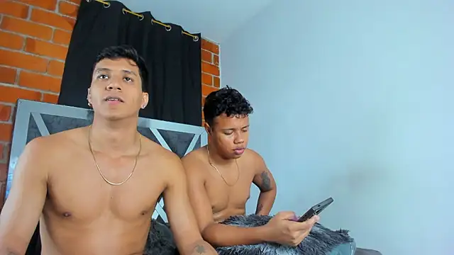 MaelSebasAndRobert1's cam snapshot