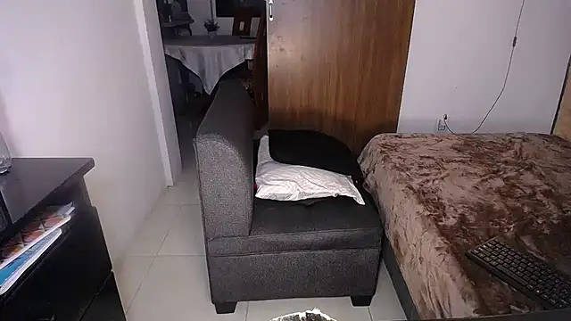 yselahot's cam snapshot