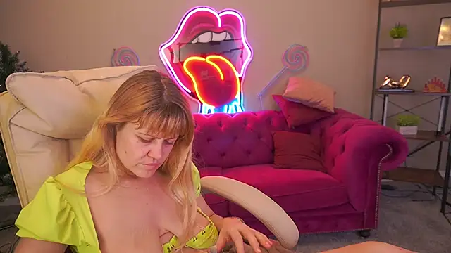 BellaLaPetit's cam snapshot