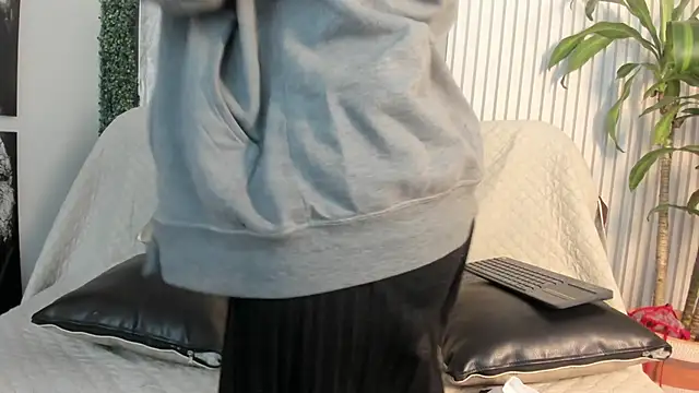 LesliePetit's cam snapshot