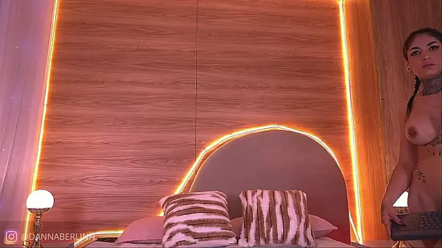 danna_berlin_'s cam snapshot