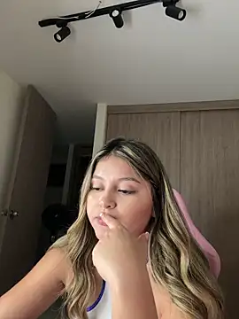 lunablossom_'s cam snapshot