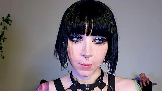 Ivey_Strigoi live sex cam